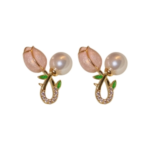 Élégantes boucles d'oreilles tulipes plaquées or avec boutons roses et perles