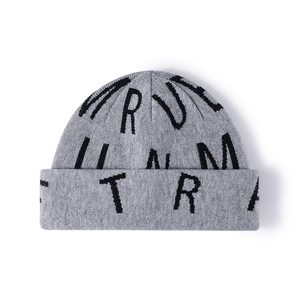Bonnet en tricot gris avec lettres jacquard noires pour la chaleur automne-hiver