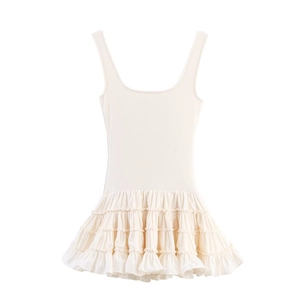 Détail d'une robe crème à volants superposés avec tissu côtelé extensible et jupon