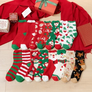 Set aus 14 Paar Weihnachts-Korallenfleece-Socken mit festlichen Feiertagsmustern