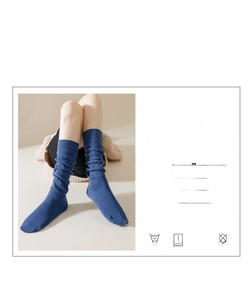 Détail de chaussettes bleues hautes avec une texture côtelée respirante et élastique
