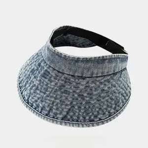 Vue macro du tissu denim bleu délavé de la visière solaire avec texture tissée carrée