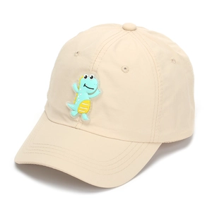 Detail einer beigen Kinder-Basecap mit einem blauen Cartoon-Dinosaurier-Silikonaufnäher