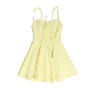 Détail à plat d'une robe d'été jaune clair avec corsage en dentelle et fines bretelles