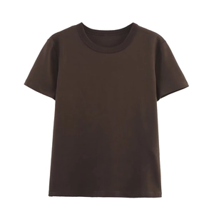 Vue détaillée du t-shirt col rond marron foncé avec encolure côtelée renforcée de qualité