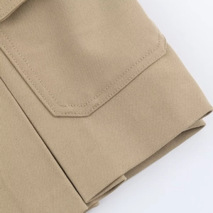 Vue macro des coutures de poche et du tissu en sergé sur une jupe-culotte kaki