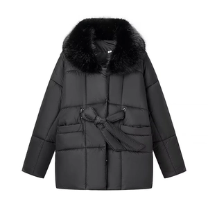 Cappotto invernale nero da donna con collo in pelliccia rimovibile e coulisse in vita