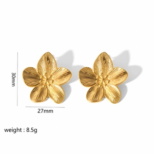 Vintage gold stainless steel flower earrings with dimensions 30mm x 27mm and weight 8.5g