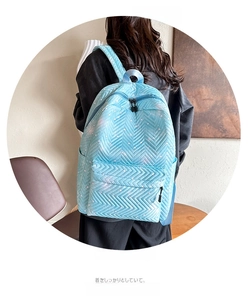Detalle de la mochila acolchada azul claro con estampado de corazones y cremallera