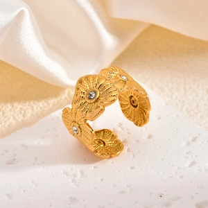 Bague fleurs dorées avec cristaux sur support en marbre blanc élégant