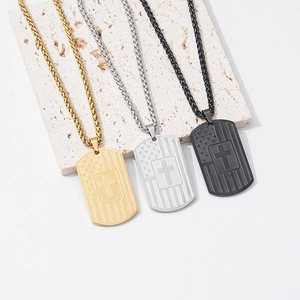 Τρία μεταλλικά κολιέ με σταυρό σε χρυσό, ασημί και μαύρο με σχέδιο αμερικανικής σημαίας