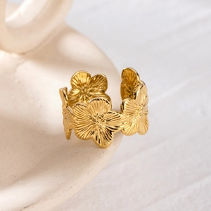 Eleganter goldener Ring aus Edelstahl mit geripptem Blumendesign und Vintage-Textur