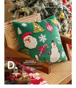 Détail de la taie d'oreiller en velours vert avec broderie du Père Noël et motifs festifs