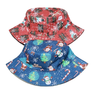 Gros plan de bobs de Noël à carreaux rouges et bleus avec motifs de bonshommes