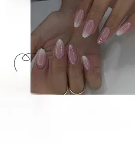 Detail von rosa-weißen Verlauf-Almond-Nägeln mit schimmerndem feinem Glitzer-Finish