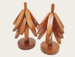 Detailed view of the tree-shaped solid wood heat insulation pad in natural finish