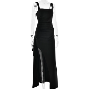 Détail de la robe noire à col carré avec taille plissée et fente latérale haute