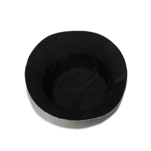 Détail des coutures renforcées sur le chapeau bob floral avec doublure intérieure noire