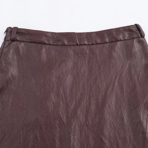 Dettaglio della gonna midi in pelle marrone scuro con grana testurizzata e zip nascosta