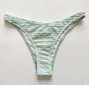 Nahaufnahme mintgrünes Bikini-Unterteil mit Wellenstruktur und Wellensaum-Detail