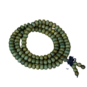 Collier de 108 perles de prière en bois de santal vert Bulnesia sarmientoi sur fond blanc