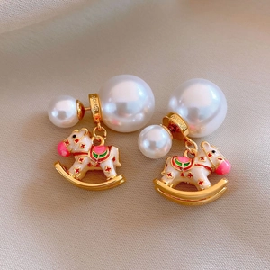 Élégantes boucles d'oreilles perles avec tige en argent et pendentif cheval à bascule