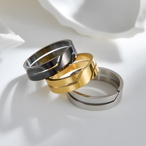 Anelli minimalisti in acciaio inossidabile per coppie in oro, nero e argento lucido