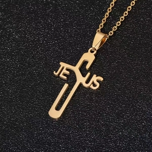 Collana in acciaio inossidabile dorato con pendente a croce e scritta JESUS incisa