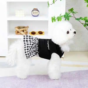 Abito per cani con top nero e gonna a quadretti bianchi e neri per piccoli cani