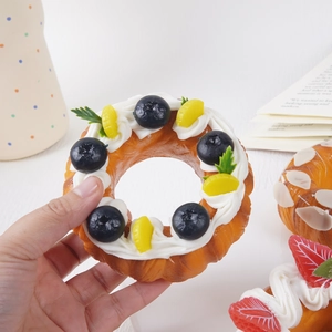 Realistisches Blaubeer-Creme-Donut-Modell mit künstlicher Zitrone zur Heimdekoration