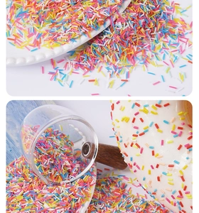 Makroaufnahme von bunten Zuckerstreuseln auf einem Donut und Glas für DIY-Backen