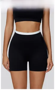 Détail du short de yoga noir à taille haute avec ceinture blanche contrastée
