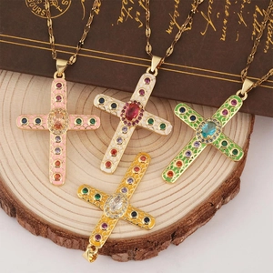 Pendentifs en forme de croix en émail coloré et pierres précieuses sur base plaquée or