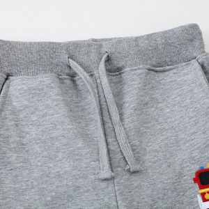 Pantalon de sport en tricot gris pour garçons avec taille élastique et broderie de bus