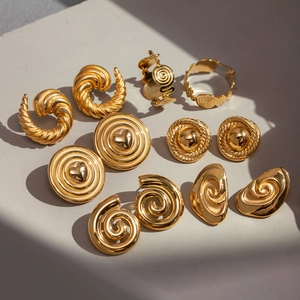 Cinque paia di orecchini a spirale e cuore in acciaio inossidabile placcato oro 18k