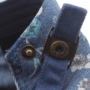 Détail du béret en jean floral avec boucle réglable en métal bronze à motif étoile