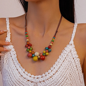 Détail du collier de perles multicouche bohème avec perles colorées style céramique