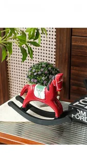 Détail de la figurine de cheval à bascule en bois rouge avec motifs peints à la main