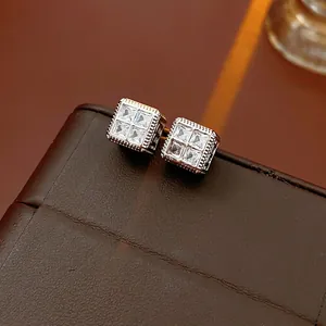 Boucles d'oreilles carrées en argent avec zircons brillants sur cuir marron