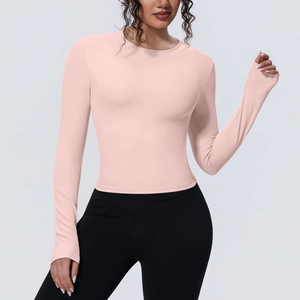 Détail du haut de yoga à manches longues rose pâle cintré en tissu sport respirant