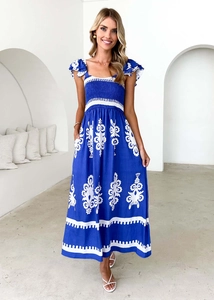 Détail d'une robe de plage bleue avec bustier froncé et motifs de totems floraux