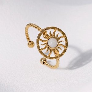 Bague ouverte en acier doré avec soleil bohème et pierre blanche de style vintage