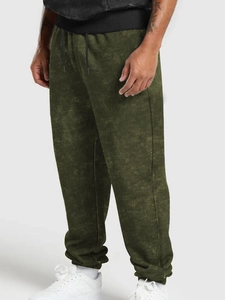 Détail du pantalon de jogging pour hommes vert armée avec cordon et chevilles resserrées