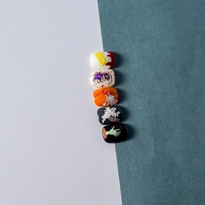 Détail macro de stickers d'ongles 3D Halloween avec motifs de fantômes et de toiles