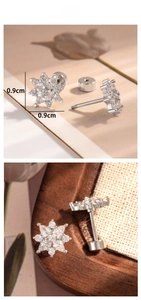 Detailansicht der silbernen Blumenohrstecker mit Zirkonia und 0,9 cm Größenangabe