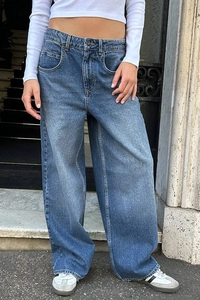 Vue extérieure d'un jean en denim bleu à taille haute et jambe large avec un beau drapé