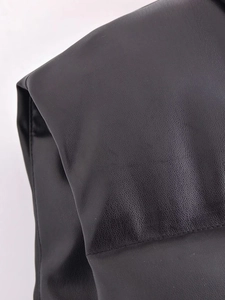 Makro-Detail der glatten schwarzen PU-Ledertextur und Premium-Narbung dieser Weste