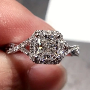 Bague élégante en argent avec anneau torsadé et grand diamant carré serti de halo