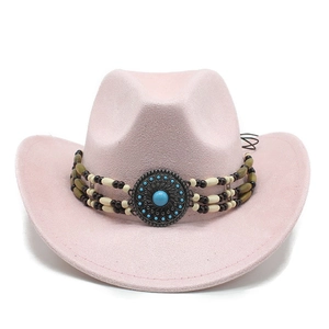 Détail du chapeau de cowboy en daim rose avec ruban perlé bohème et pierre turquoise