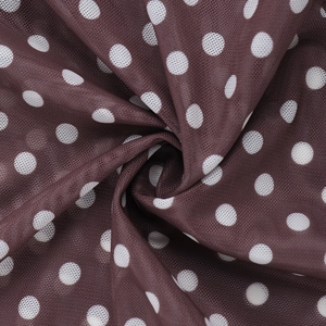 Détail du tissu en maille transparente marron foncé avec pois blancs et effet de drapé doux